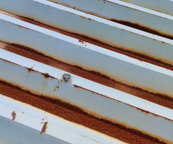 折板屋根の錆びが広がっています　熊本